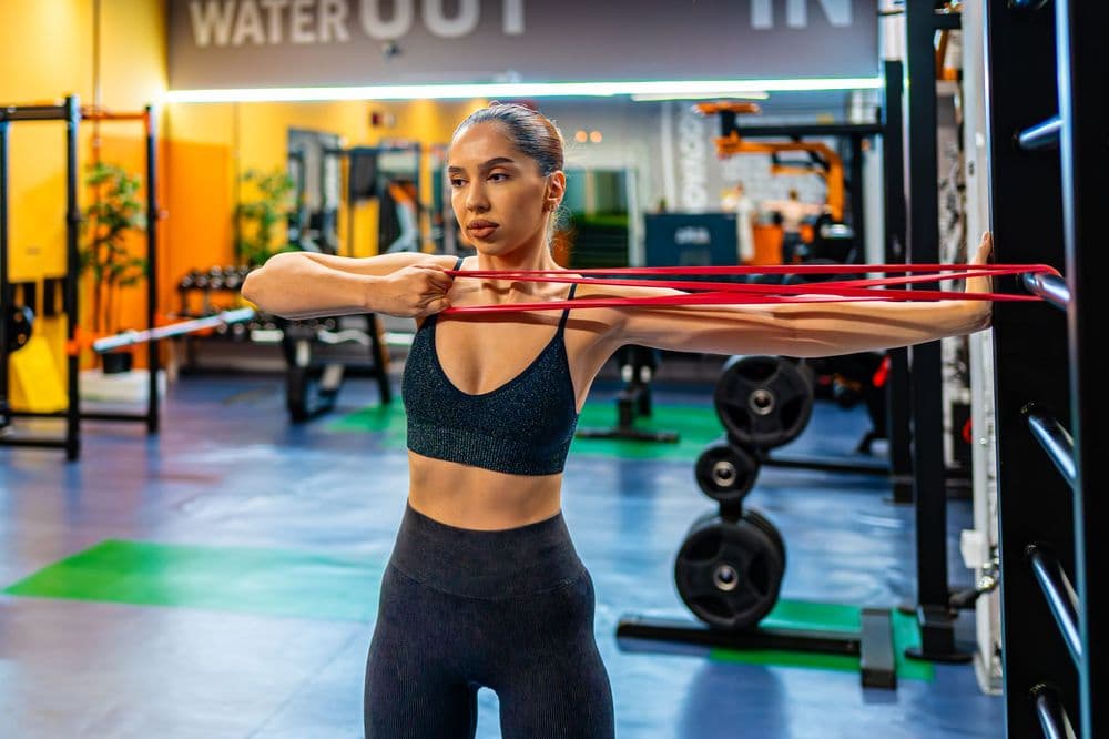 Trening sa resistance band-om u Aura Fitness Centru