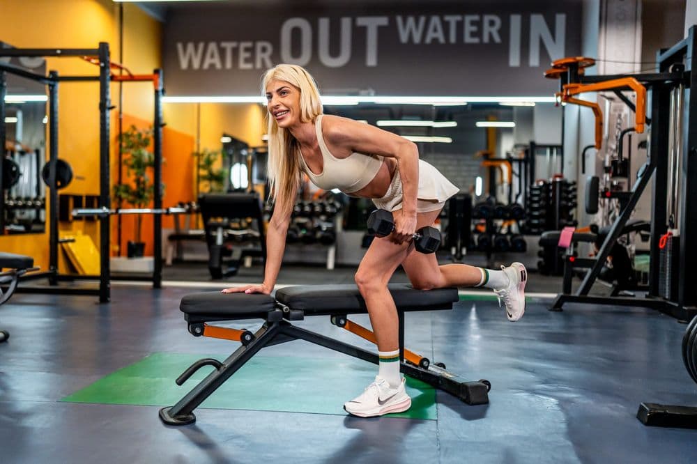 Trening sa trenerom - bučice na klupi