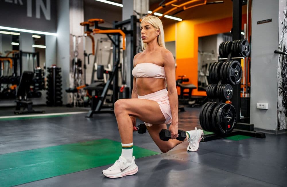 Iskorak sa bučicama u Aura Fitness Centru